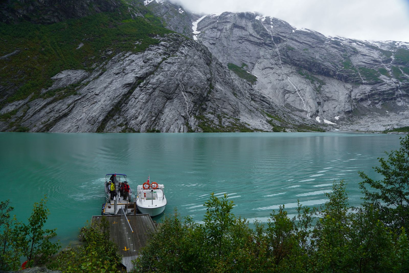 Fiorde norueguês com águas verde-esmeralda